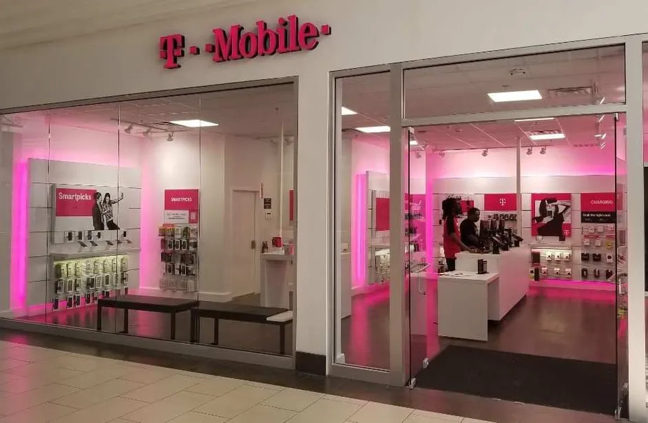 Exterior photo of T-Mobile store at Warwick Mall 5, Warwick, RI