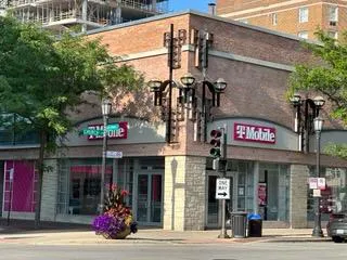 Foto del exterior de la tienda T-Mobile en Sherman Ave & Church St, Evanston, IL