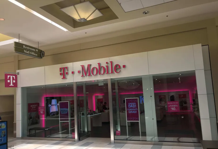 Foto del exterior de la tienda T-Mobile en Fayette Mall 3, Lexington, KY