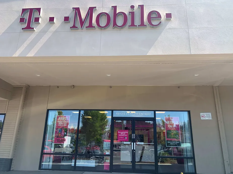 Foto del exterior de la tienda T-Mobile en Evergreen Way & 50th St, Everett, WA