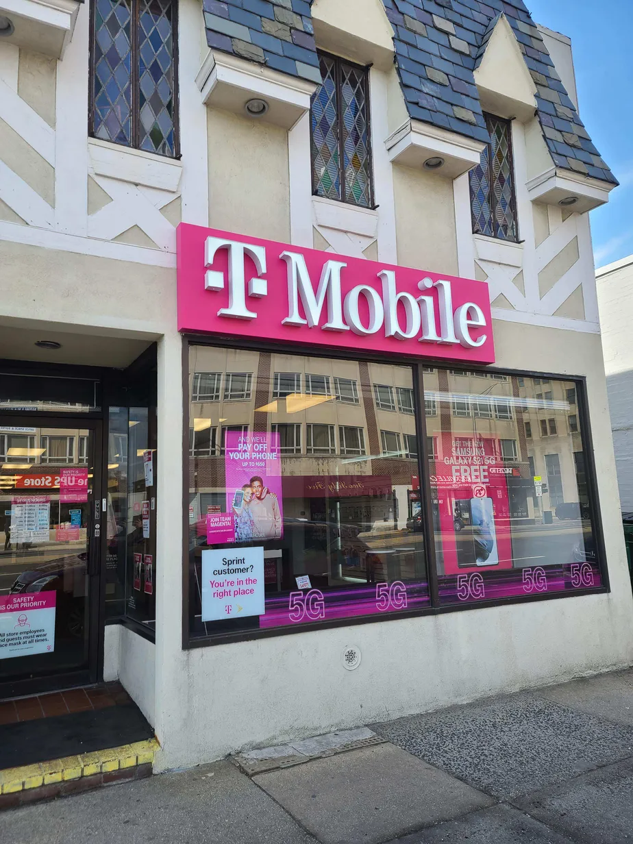 Exterior photo of T-Mobile store at Sunrise Hwy & N Park Ave, Rockville Centre, NY