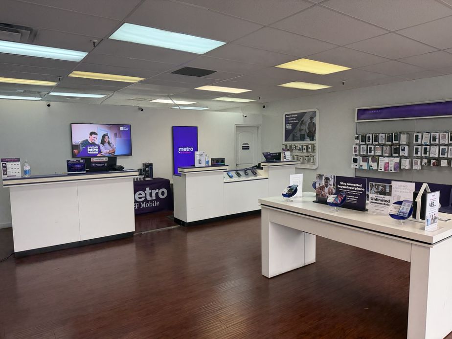 Metro by T-Mobile 87 W 3300 S - 87 W 3300 S 