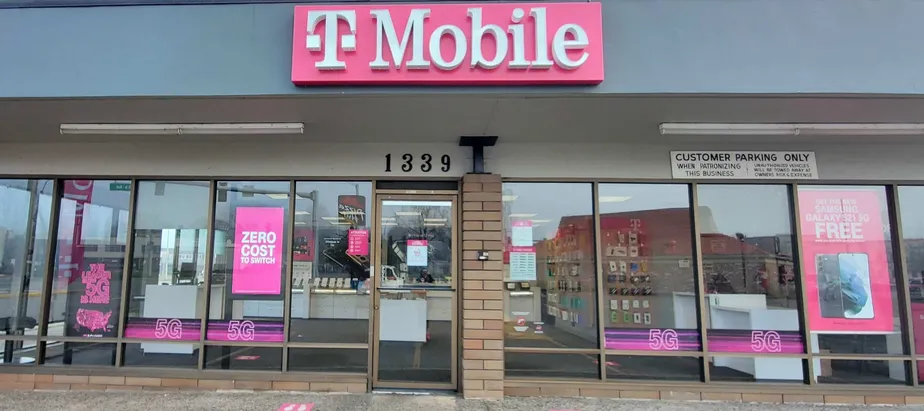 Foto del exterior de la tienda T-Mobile en Washington Way & 15th Ave, Longview, WA