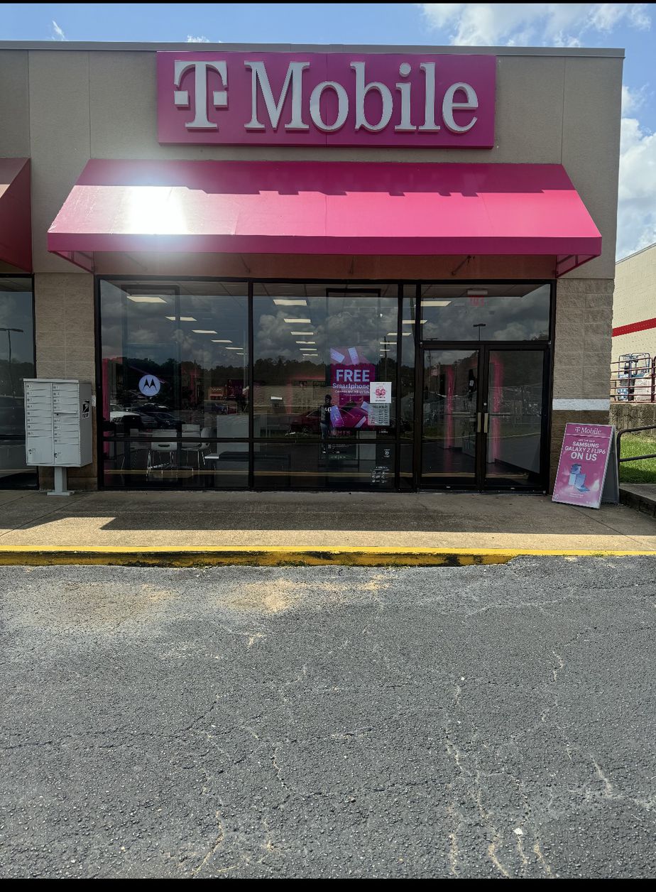 Exterior photo of T-Mobile Store at MS 28 & Lake St, Hazlehurst, MS