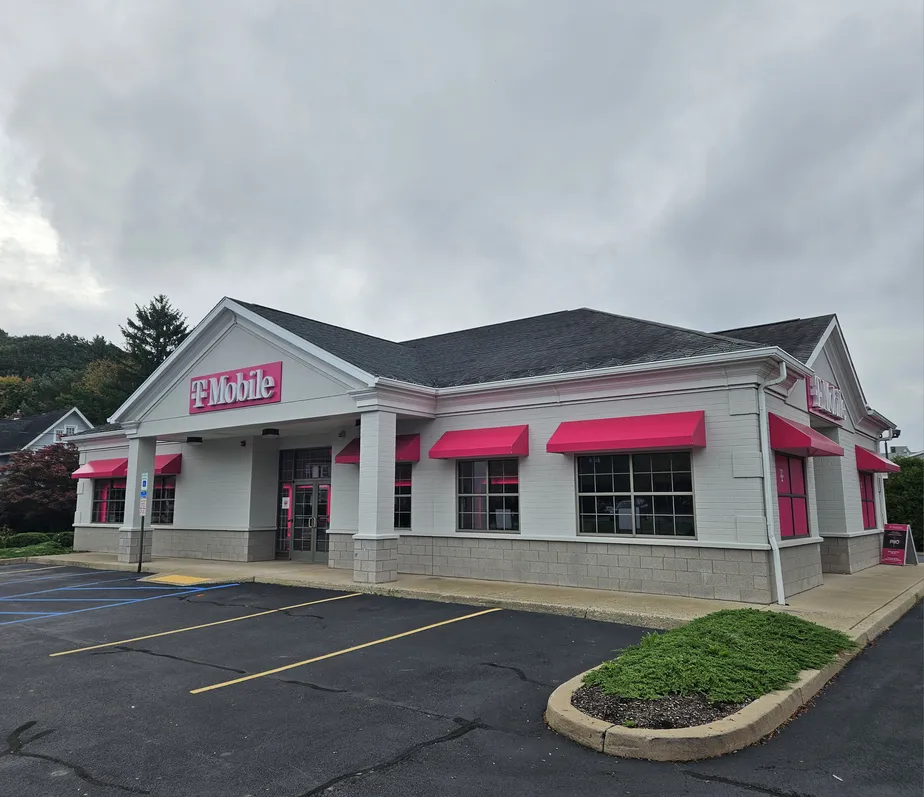  Exterior photo of T-Mobile Store at Memorial Hwy & Franklin, Shavertown, PA 