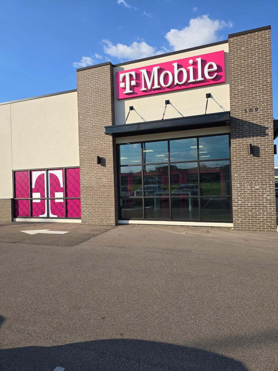 Exterior photo of T-Mobile Store at Dyersburg Commons, Dyersburg, TN