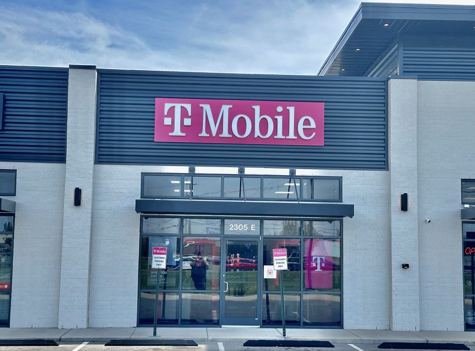 Exterior photo of T-Mobile Store at Madison & MLK Jr, Clarksville, TN