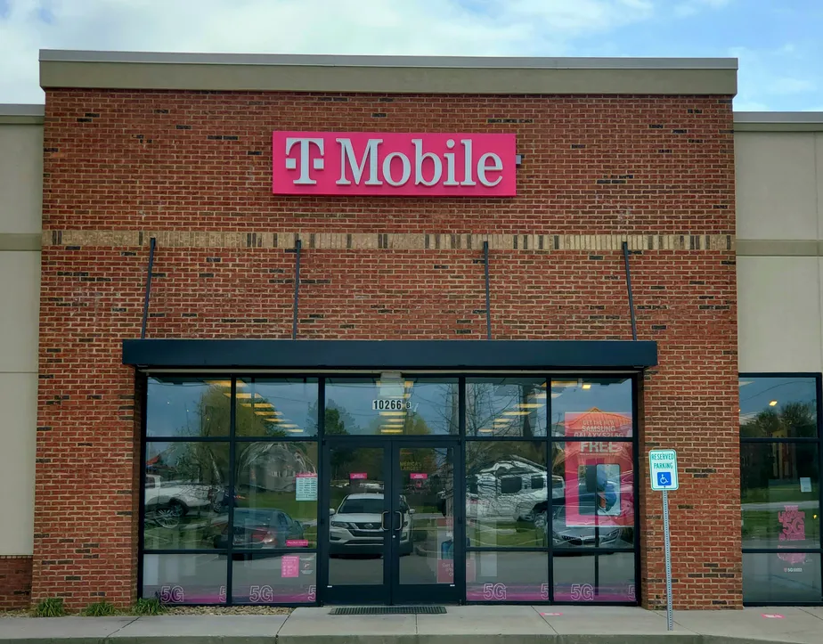 Foto del exterior de la tienda T-Mobile en Two Notch & Fore, Columbia, SC