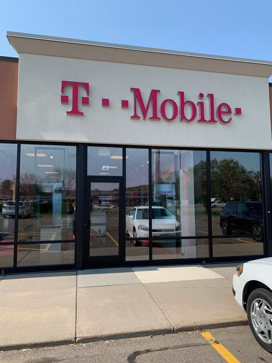 Exterior photo of T-Mobile Store at Hwy 7 & 101, Minnetonka, MN