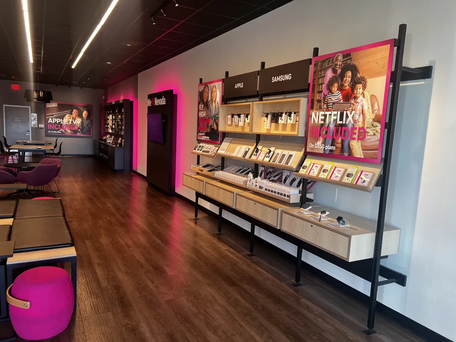 Foto del interior de la tienda T-Mobile en Charleston & Rampart, Las Vegas, NV