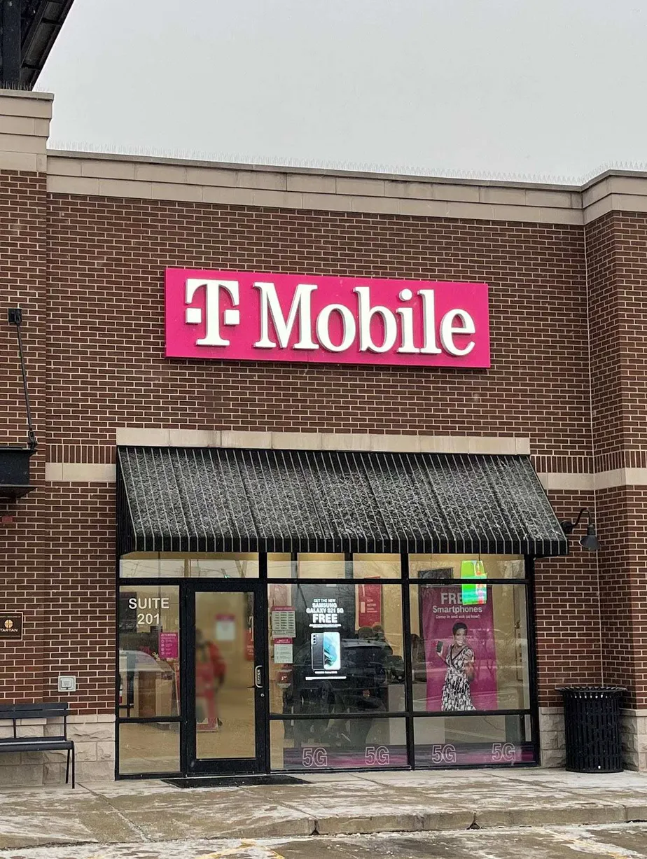 Exterior photo of T-Mobile store at Veterans Pkwy & Krispy Kreme Dr, Bloomington, IL