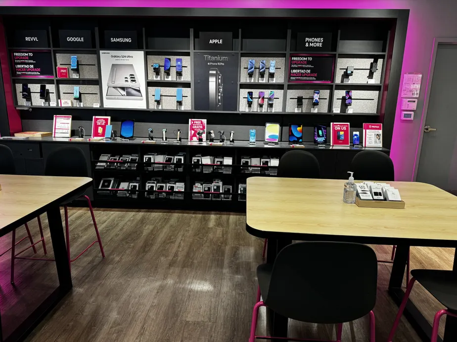 Foto del interior de la tienda T-Mobile en Northridge Mall, Salinas, CA