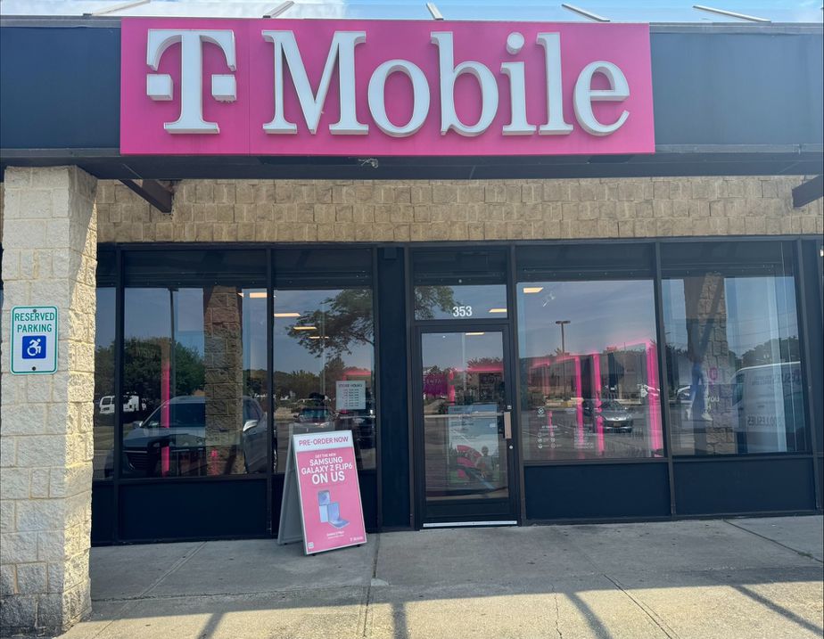 Exterior photo of T-Mobile Store at William Floyd Pkwy & Beacon St, Shirley, NY