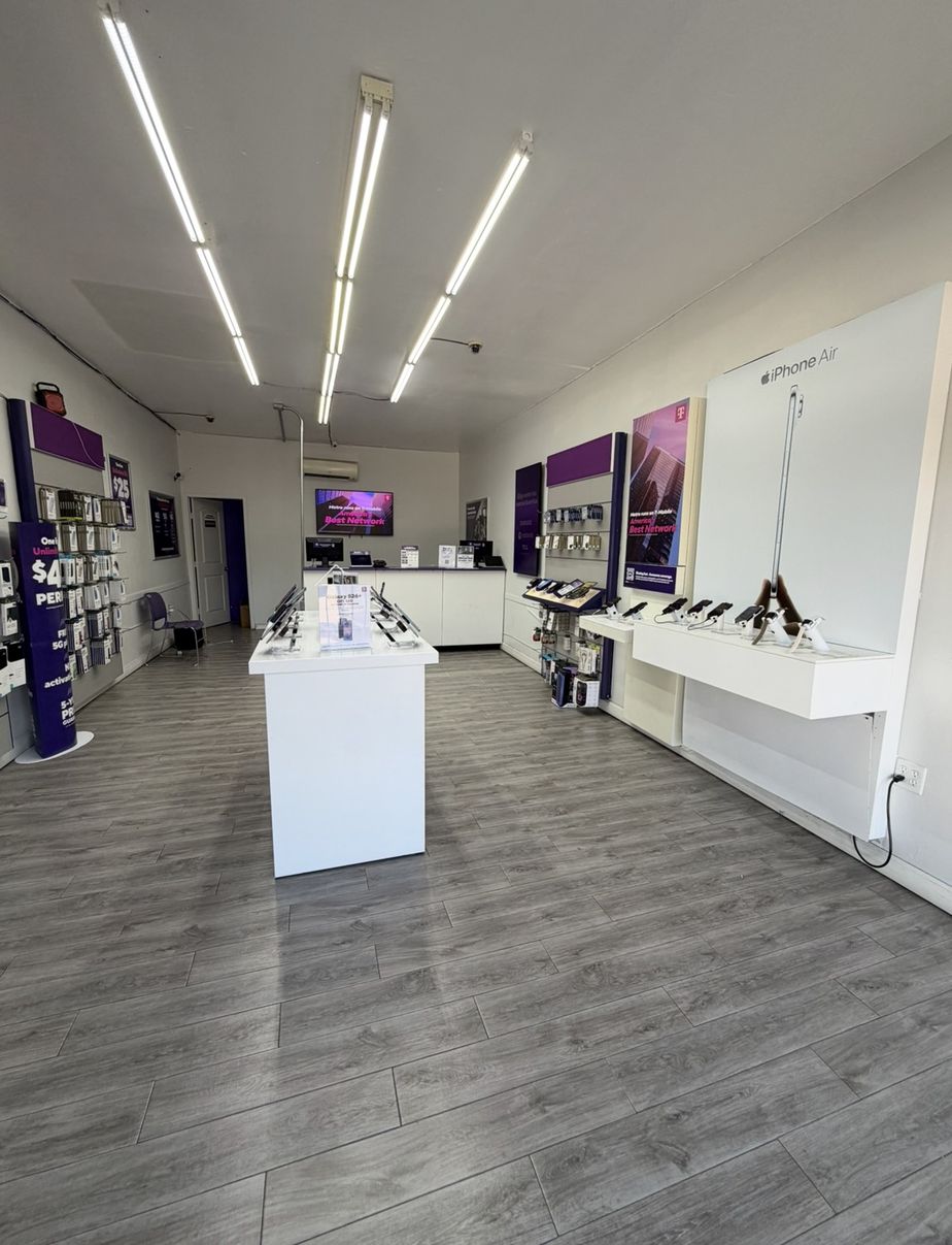 Metro by T-Mobile 1012 Edgebrook Dr - 1012 Edgebrook Dr 