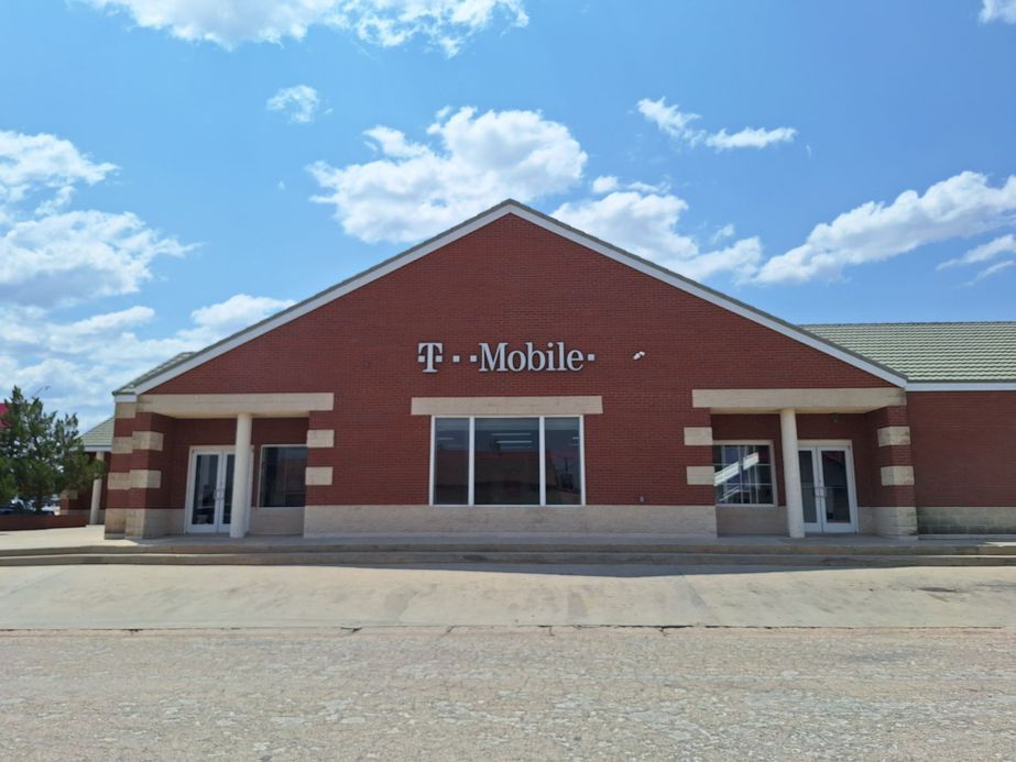 Exterior photo of T-Mobile Store at Gregg St & 19th St, Big Spring, TX