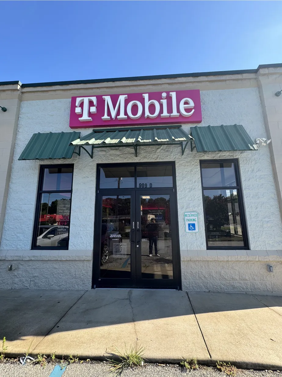  Exterior photo of T-Mobile Store at East Main St & Brownlee Ave, Laurens, SC 