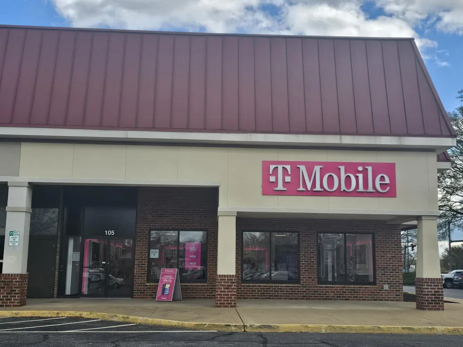 Foto del exterior de la tienda T-Mobile en N Washington Hwy & England St, Ashland, VA