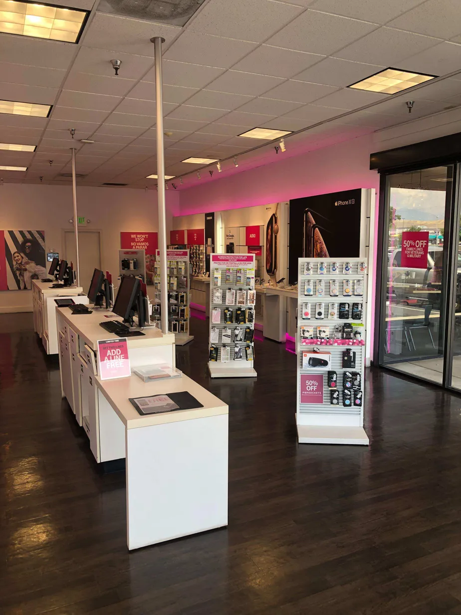 Foto del interior de la tienda T-Mobile en Henderson & Newcomb, Porterville, CA