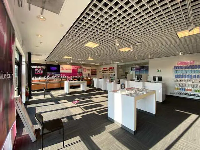 Foto del interior de la tienda T-Mobile en Tillotson St & Midway Blvd, Elyria, OH