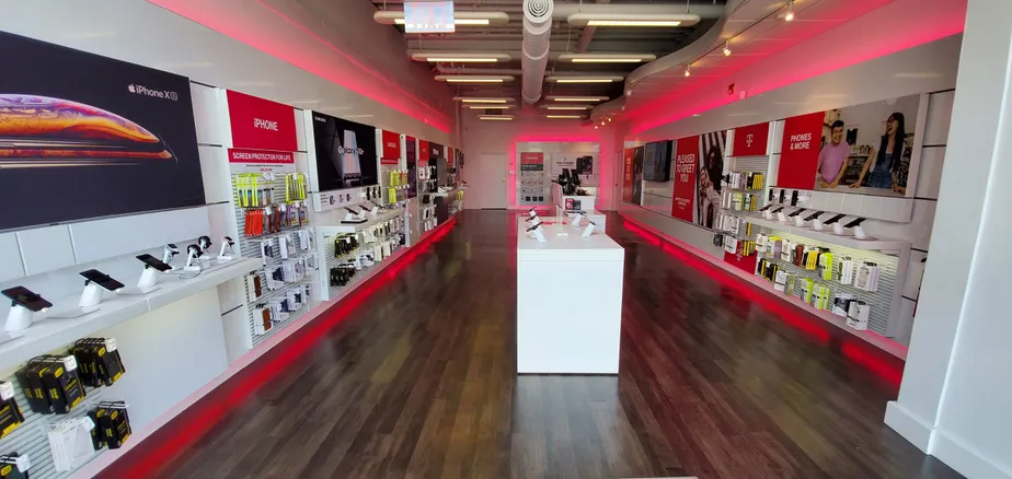 Foto del interior de la tienda T-Mobile en Broadway & 3rd Ave, Long Branch, NJ