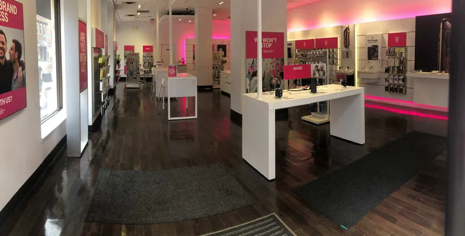 Foto del interior de la tienda T-Mobile en 18th & Chestnut, Philadelphia, PA