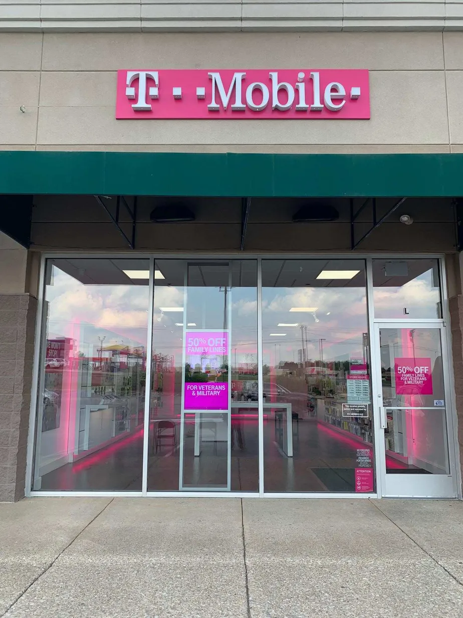 Exterior photo of T-Mobile store at Nashville Rd & Memorial Dr, Franklin, KY