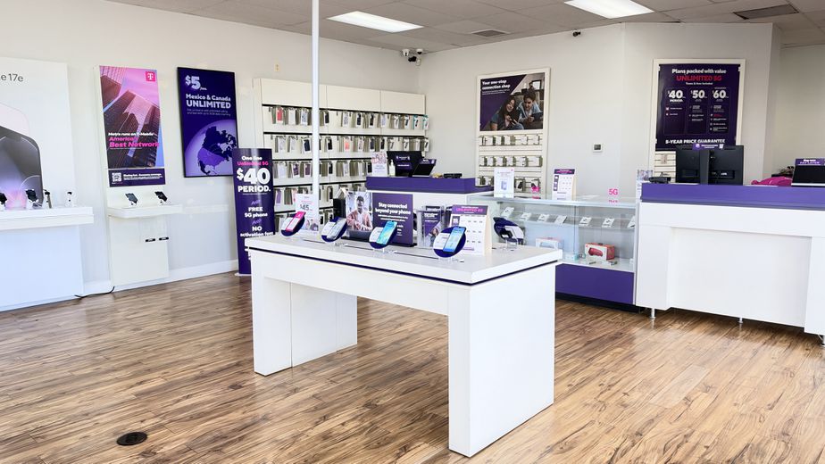 Metro by T-Mobile 2225 Wyoming Blvd NE - 2225 Wyoming Blvd NE 