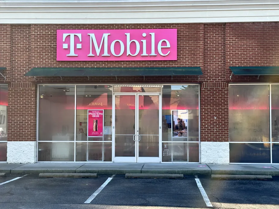  Exterior photo of T-Mobile Store at Phoenix Dr, Virginia Beach, VA 