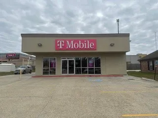  Exterior photo of T-Mobile Store at Bluebonnet Blvd & Perkins Rd, Baton Rouge, LA 