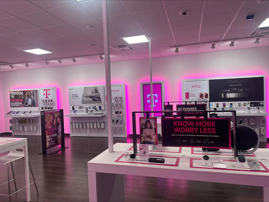 Foto del interior de la tienda T-Mobile en US 70 & Kilgore, Portales, NM