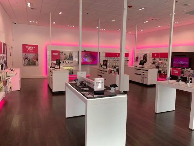 Foto del interior de la tienda T-Mobile en 4th St & 228th, Sammamish, WA