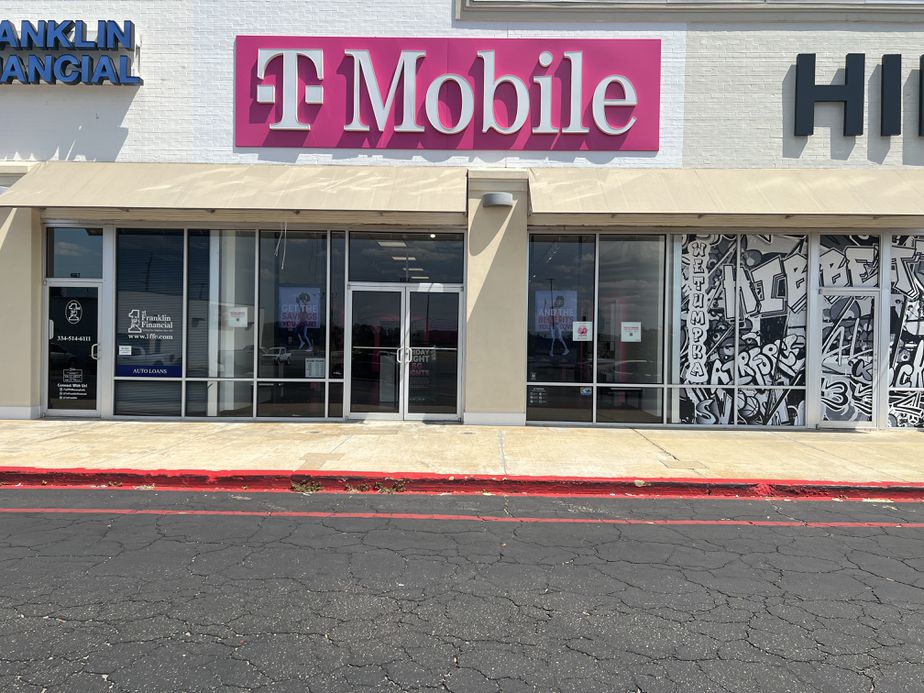 Exterior photo of T-Mobile Store at US 231 & Fort Toulouse, Wetumpka, AL
