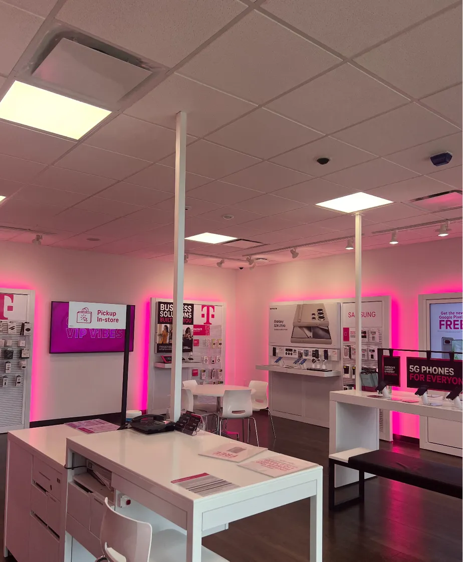 Foto del interior de la tienda T-Mobile en LA-3162 & LA-3235, Cut Off, LA