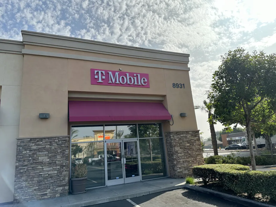 Foto del exterior de la tienda T-Mobile en Washington & Rosemead, Pico Rivera, CA