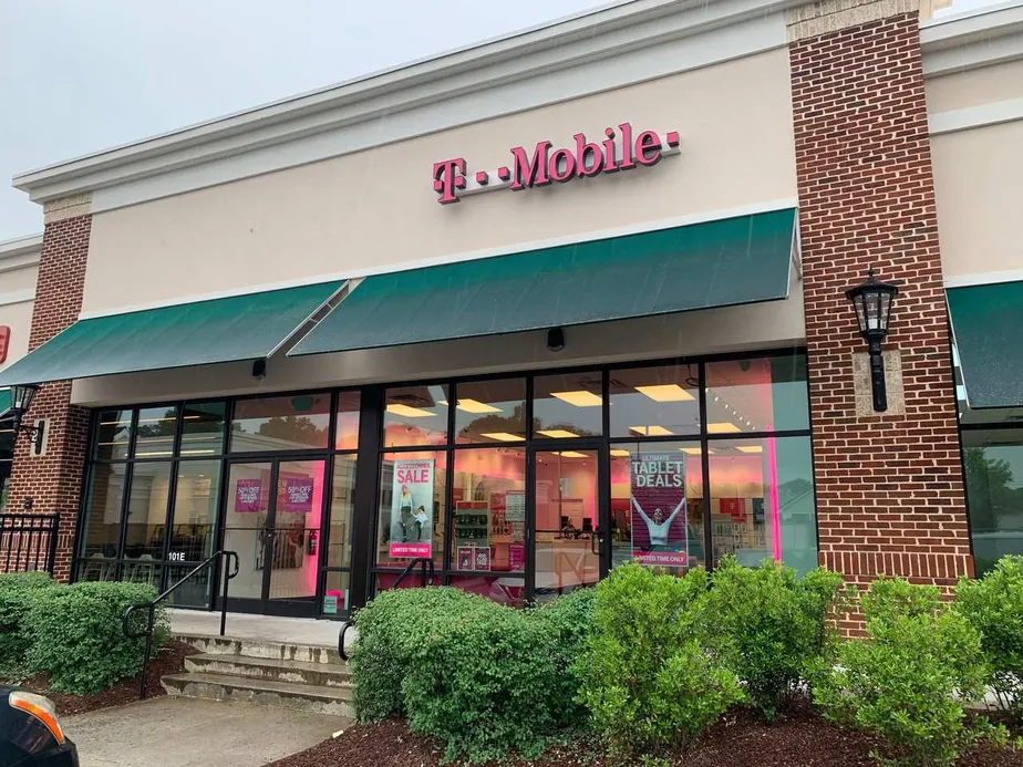  Exterior photo of T-Mobile store at Old Forest Rd & Lakeside Dr, Lynchburg, VA 