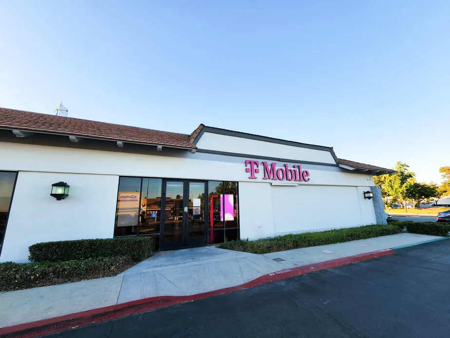 Foto del exterior de la tienda T-Mobile en Mountain Green, Upland, CA
