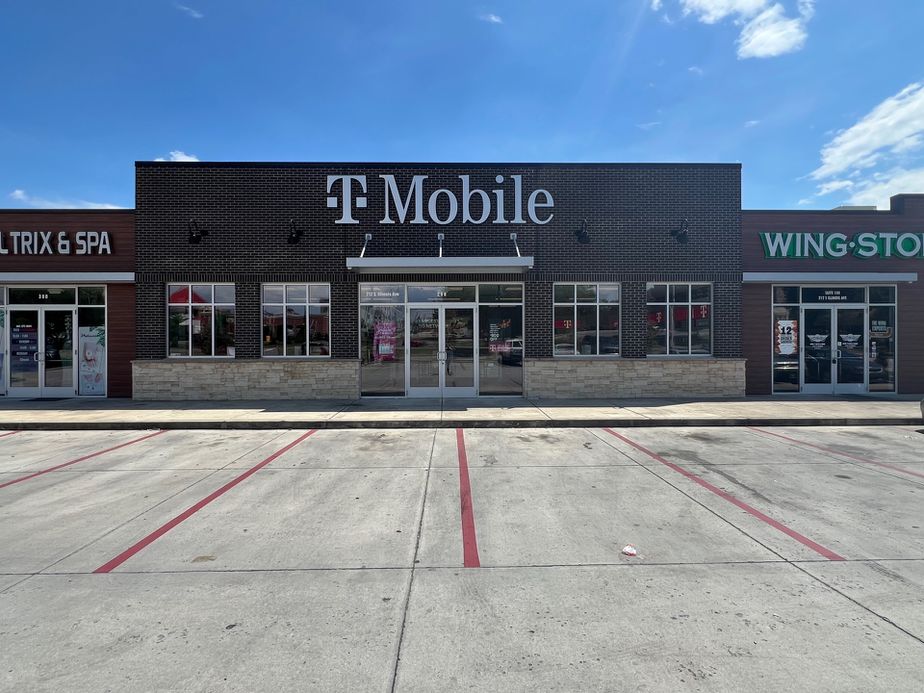 Exterior photo of T-Mobile Store at S Illinois Ave & Tuskegee Dr, Oak Ridge, TN