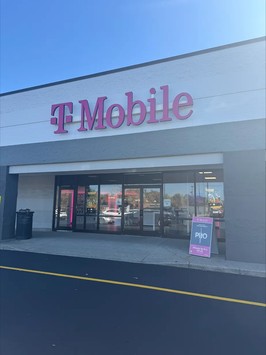  Exterior photo of T-Mobile Store at Southridge, Charleston, WV 
