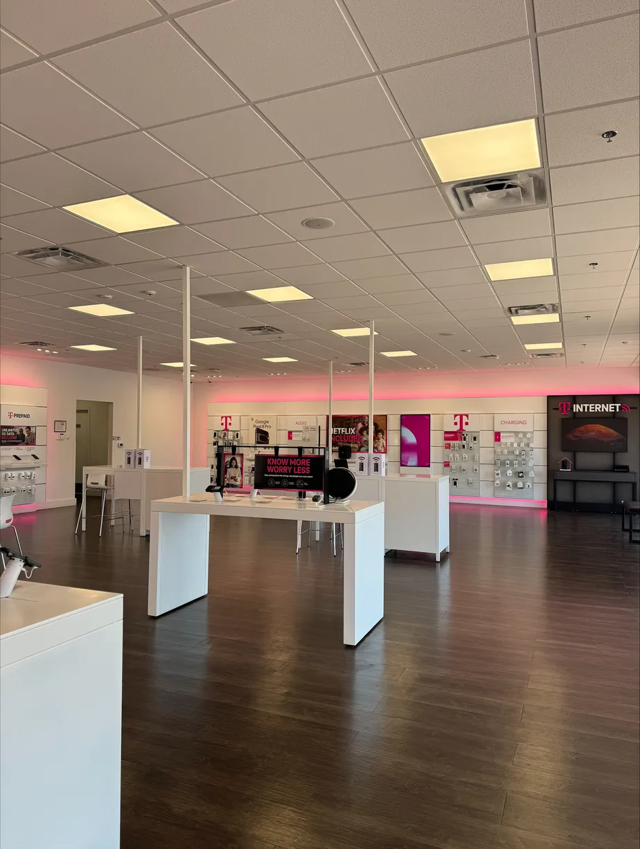 Foto del interior de la tienda T-Mobile en W Century Blvd & Club Dr, Inglewood, CA