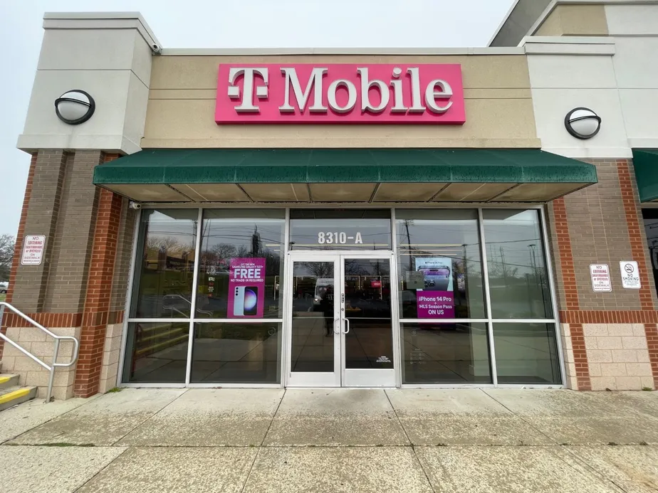 Foto del exterior de la tienda T-Mobile en The Shoppes At New Carrollton, New Carrollton, MD
