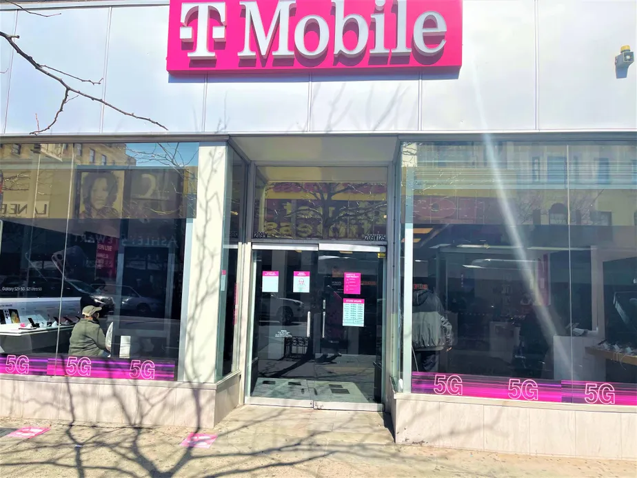 Foto del exterior de la tienda T-Mobile en W 125th St & Adam Clayton Powell Jr Blvd, New York, NY