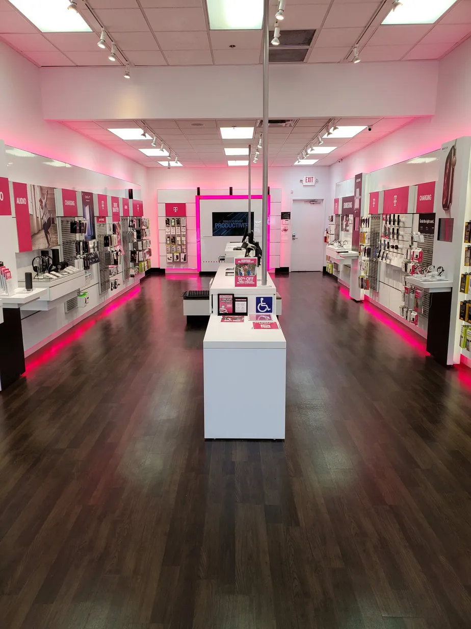 Foto del interior de la tienda T-Mobile en Black Lake & Cooper Point, Olympia, WA