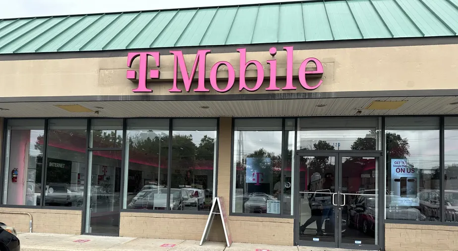  Exterior photo of T-Mobile Store at Macdade Blvd & Oak Lane, Collingdale, PA 