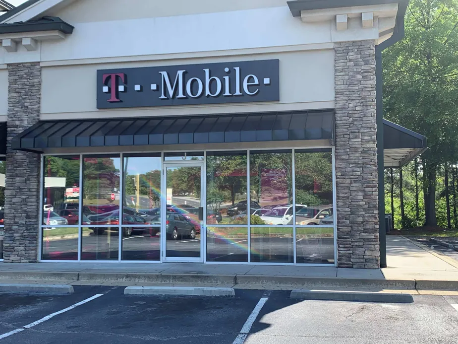 Exterior photo of T-Mobile store at Sugarloaf (wireless Outlet), Lawrenceville, GA