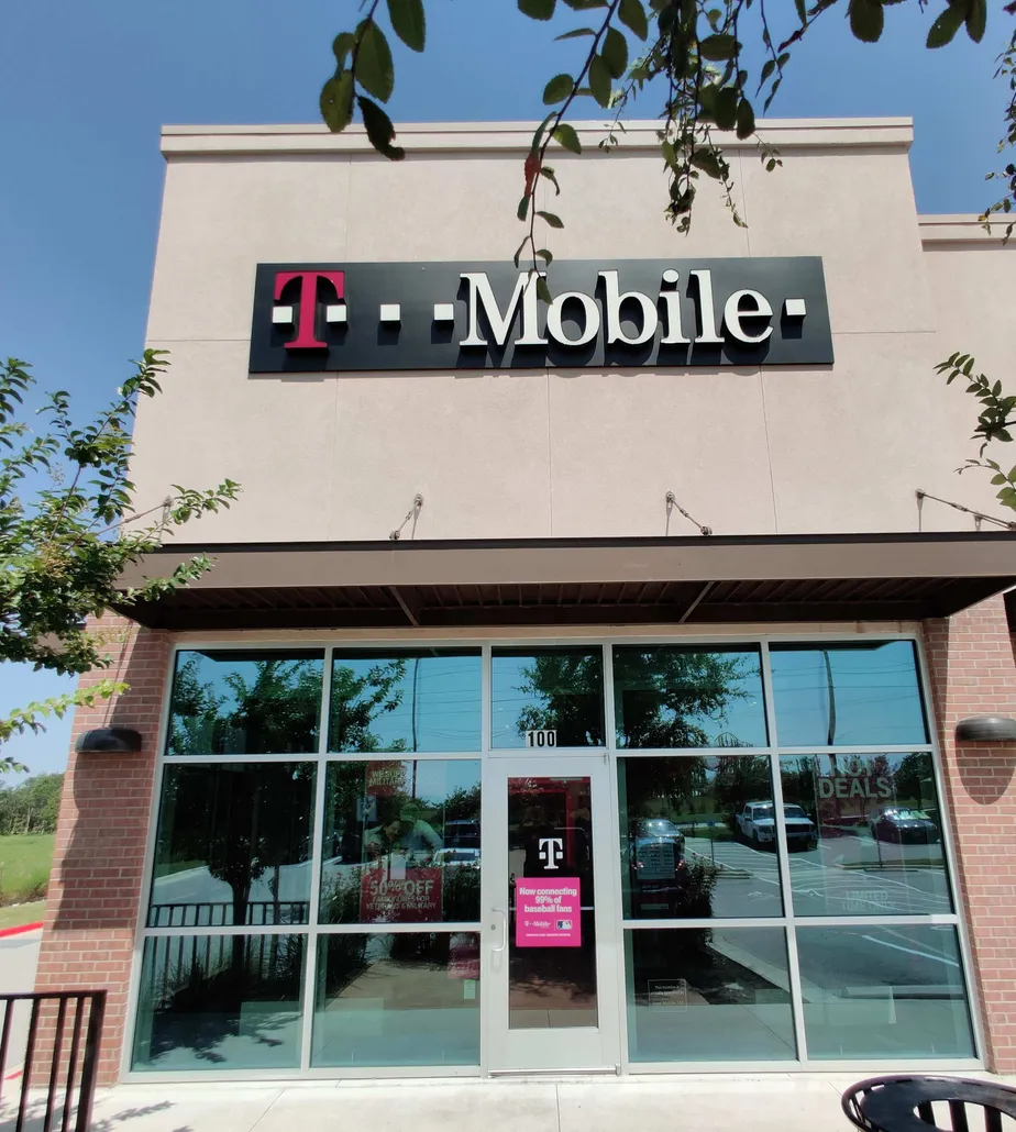Exterior photo of T-Mobile store at Fm 685 & Pflugerville Pkwy, Pflugerville, TX