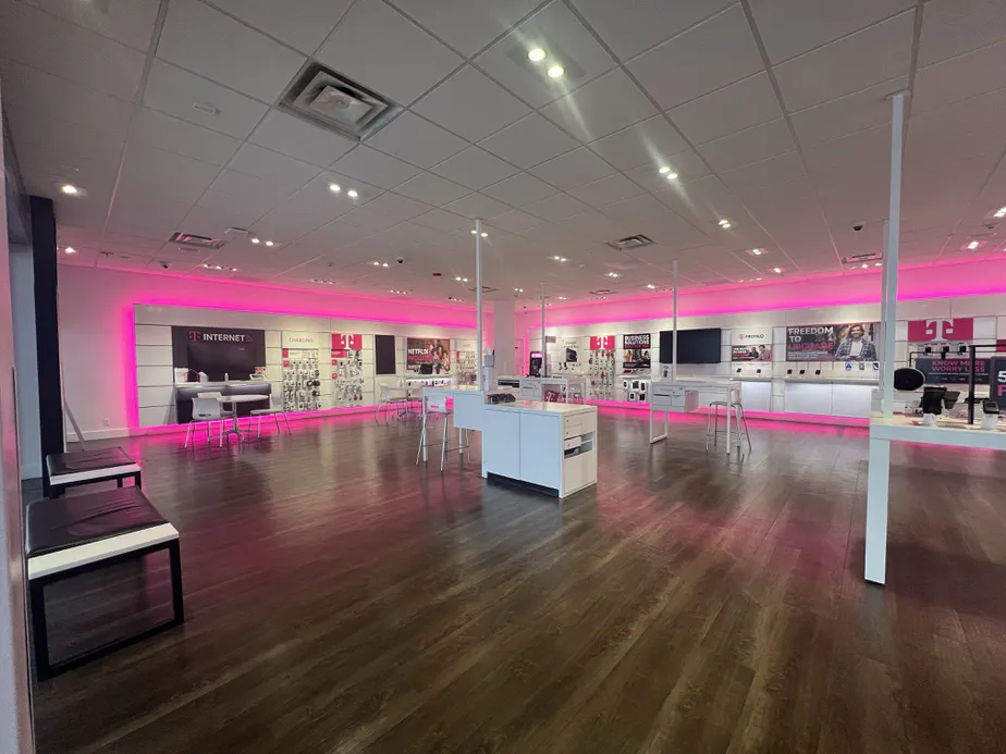 Foto del interior de la tienda T-Mobile en Cottman & Roosevelt, Philadelphia, PA