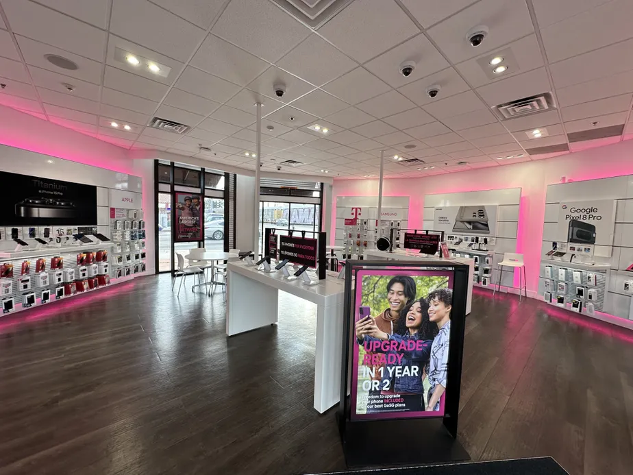 Foto del interior de la tienda T-Mobile en Wooley & Oxnard at 5 Points, Oxnard, CA