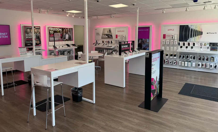 Foto del interior de la tienda T-Mobile en Cedar & Dilla, Milford, MA