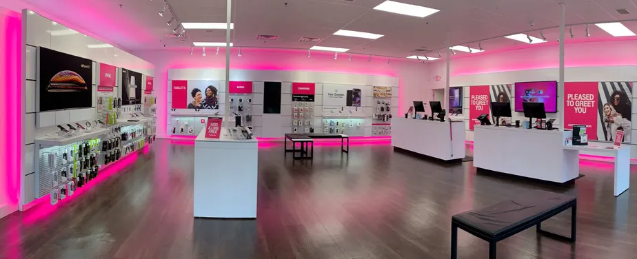 Foto del interior de la tienda T-Mobile en Rte 137 & Rte 39, Harwich, MA