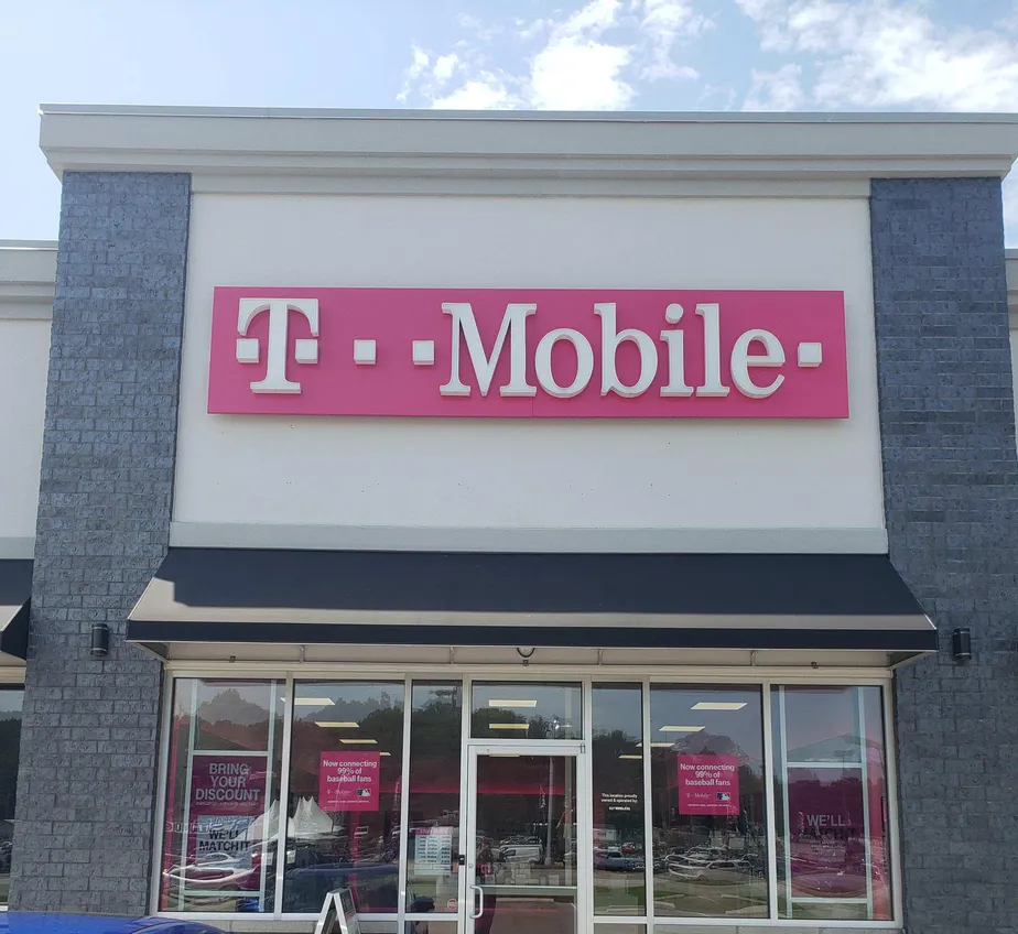 Exterior photo of T-Mobile store at Hwy 41 & Watson Ln, Henderson, KY